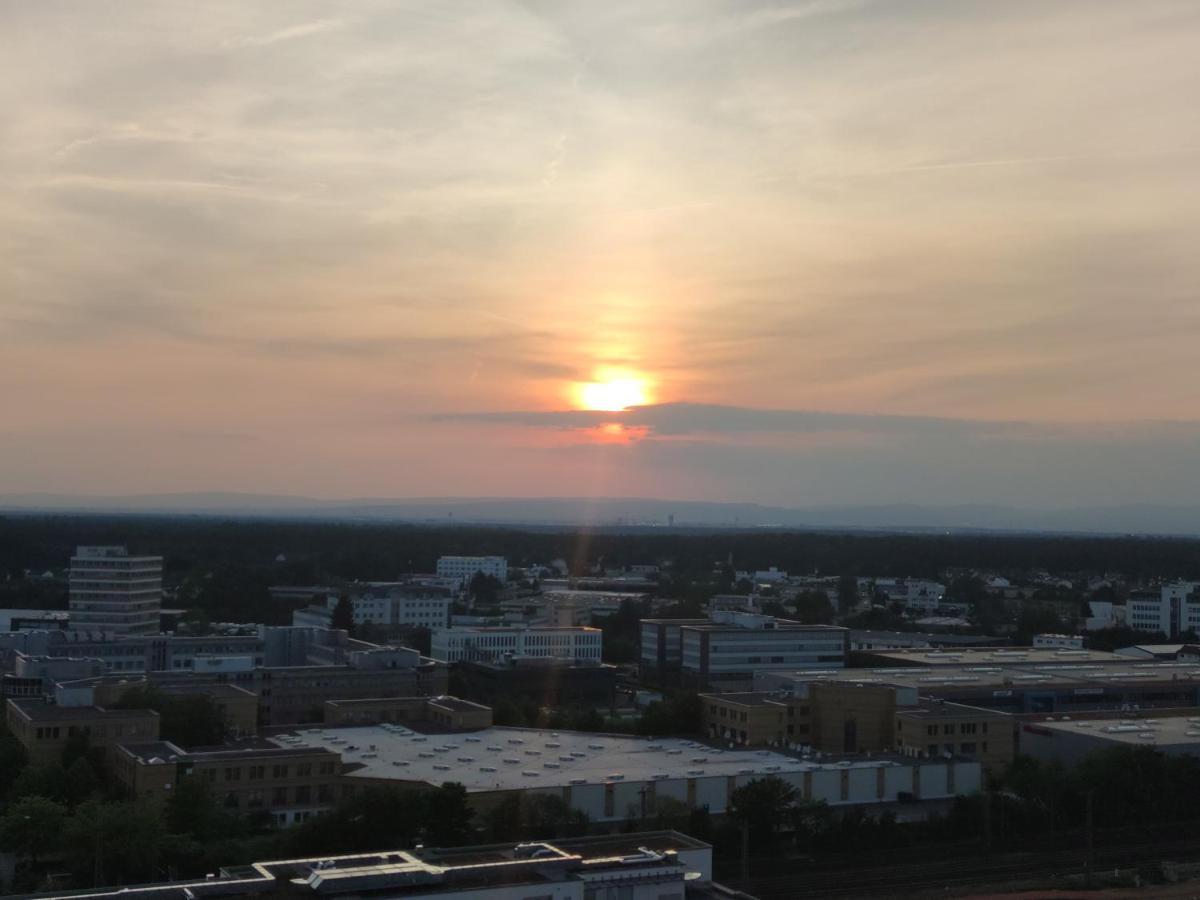 Skyline-Aussicht Und Fantastische Sonnenuntergaenge Apartment Langen  Luaran gambar